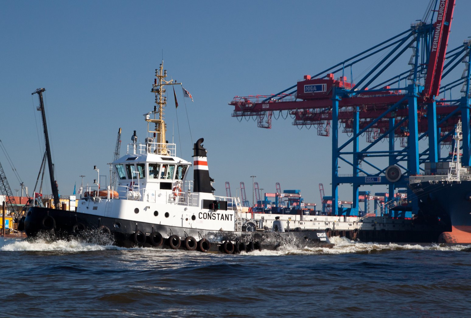 Schlepper im Hamburger Hafen vor den Kränen des Terminals Burchardkai